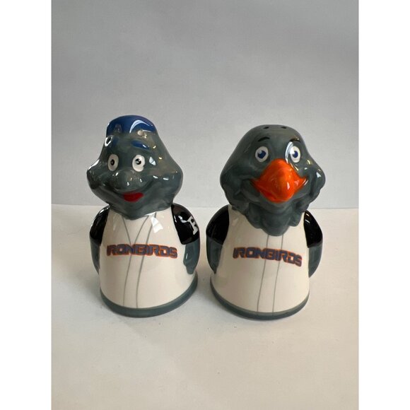 Vintage Aberdeen Ironbirds Salt And Pepper Shaker Set E2 - Picture 1 of 5